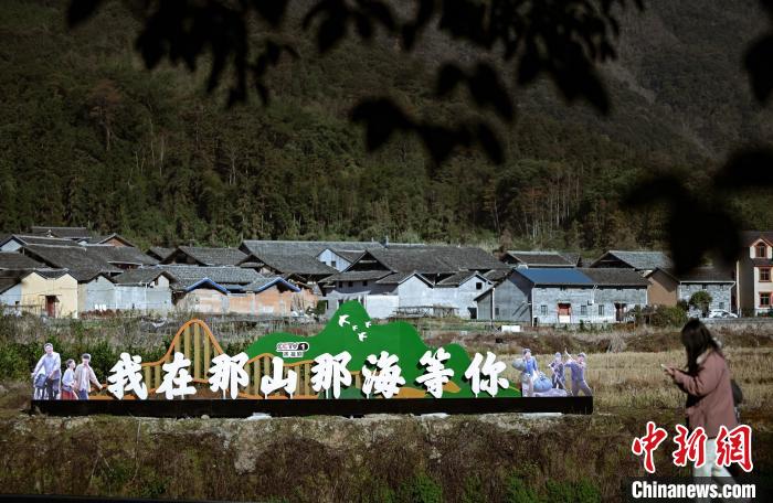 CCTV-1熱播劇《那山那?！啡【芭臄z基地一角?！〗冻菂^(qū)融媒體中心 供圖