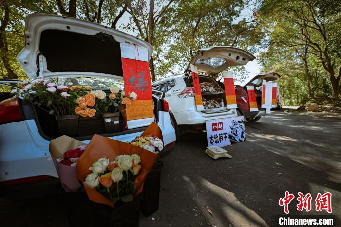 《那山那?！芳屑拔膭?chuàng)后備箱集市。　蕉城區(qū)融媒體中心 供圖