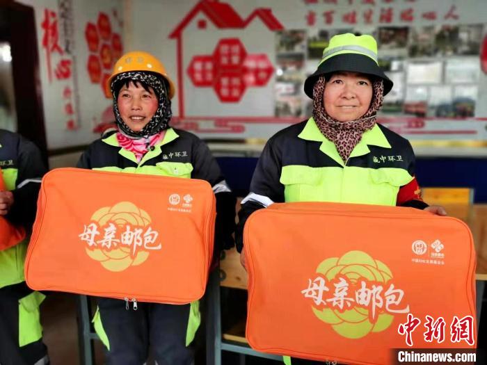 圖為環(huán)衛(wèi)工人收到“母親郵包”。(資料圖) 西寧市婦聯(lián)供圖