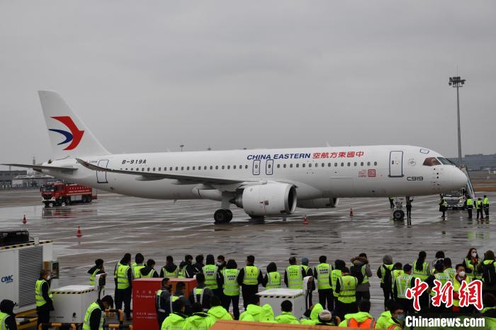 全球首架C919飛抵成都天府國(guó)際機(jī)場(chǎng)?！埨?攝