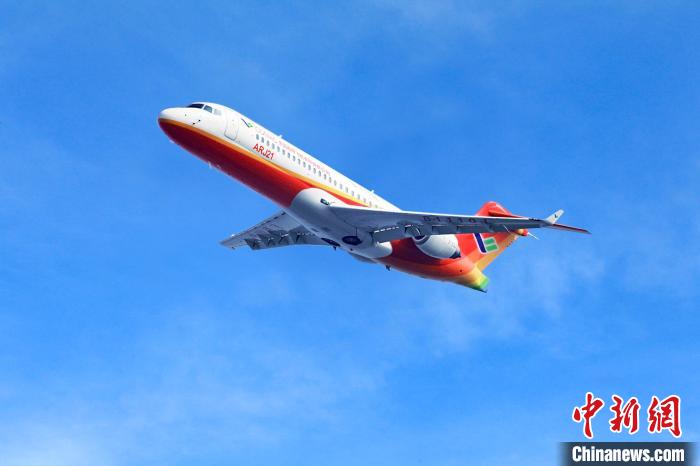 資料圖：ARJ21飛機(jī)展翅藍(lán)天?！≈袊?guó)商飛 供圖