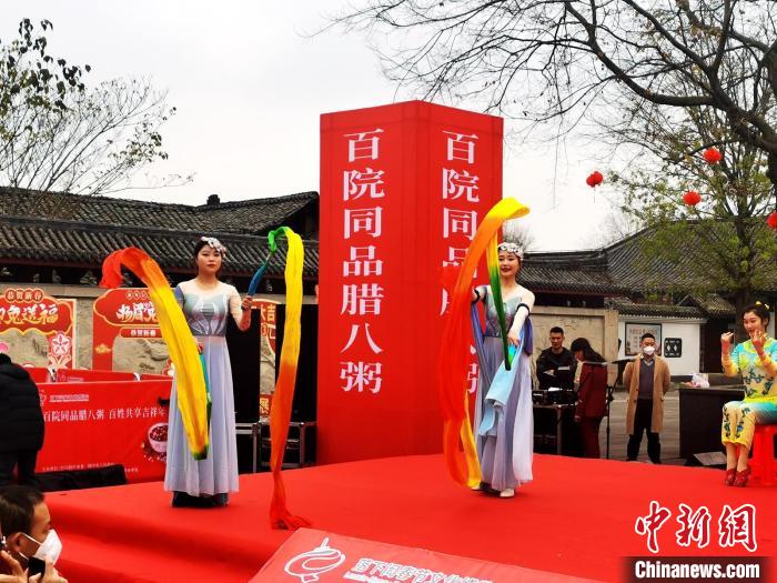 活動(dòng)現(xiàn)場(chǎng)節(jié)目表演?！⊥醪?攝