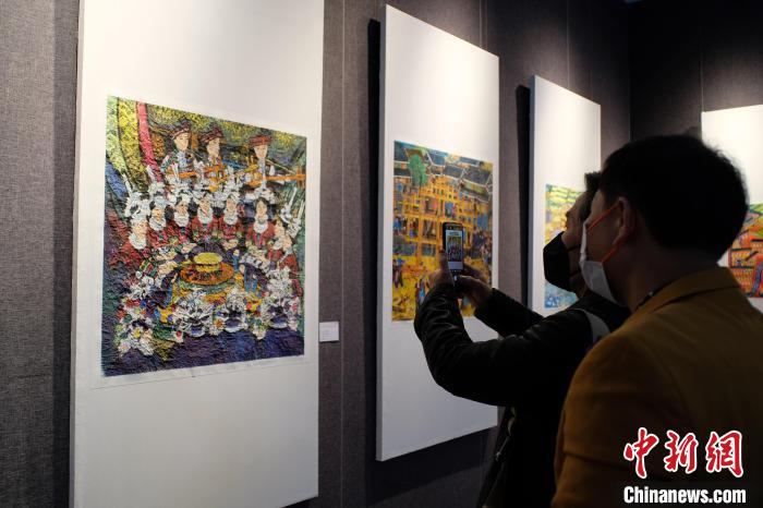 廣西柳州舉辦農(nóng)民畫(huà)作品展傳統(tǒng)技法加入中西元素