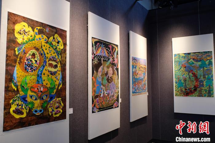 圖為展出的三江農(nóng)民畫(huà)作品。　劉俊聰 攝