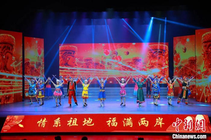 晚會(huì)營(yíng)造兩岸客家歡樂祥和的氛圍?！↓垘r市融媒體中心供圖