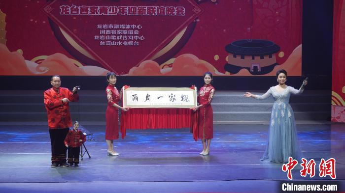 漢劇與木偶書法《兩岸一家親》?！↓垘r市融媒體中心供圖