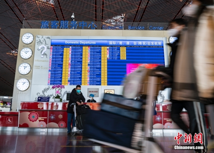 12月31日，2023年元旦假期首日，旅客前往北京首都國(guó)際機(jī)場(chǎng)，準(zhǔn)備搭乘航班出行。<a target='_blank' href='/'>中新社</a>記者 侯宇 攝