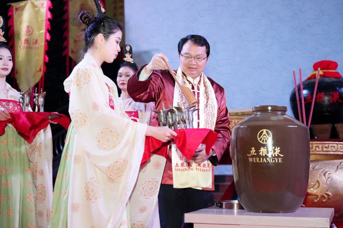 6-曾從欽董事長開啟祭祀酒壇，進(jìn)行分酒