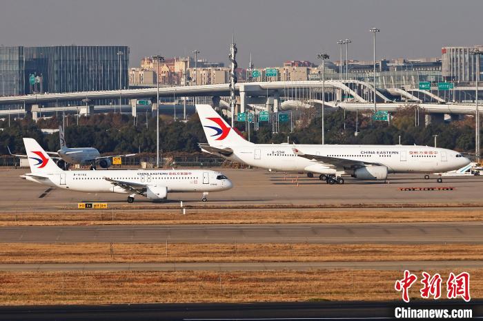 東航全球首架C919飛機在上海虹橋機場滑行。　殷立勤 攝