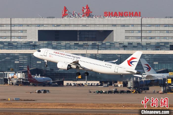東航全球首架C919飛機從上海虹橋機場起飛前往成都天府機場?！∫罅⑶?攝