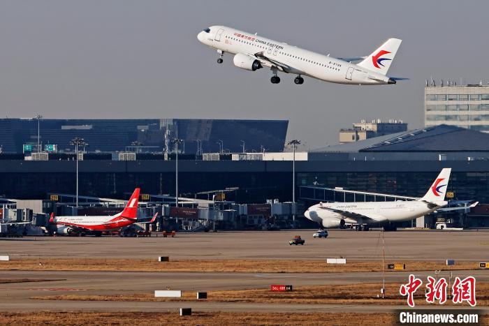 東航全球首架C919飛機從上海虹橋機場起飛前往成都天府機場。　殷立勤 攝