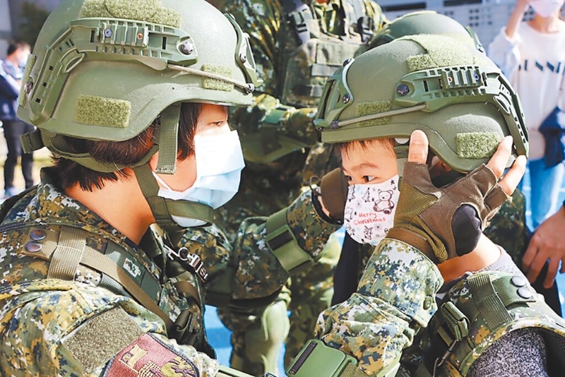 依照行政院規(guī)畫，國小與幼兒園學童都得學習戰(zhàn)備能力。圖為臺中健民國小舉辦「全民國防走入校園活動」。（取自全民國防教育專頁／李侑珊臺北傳真）
