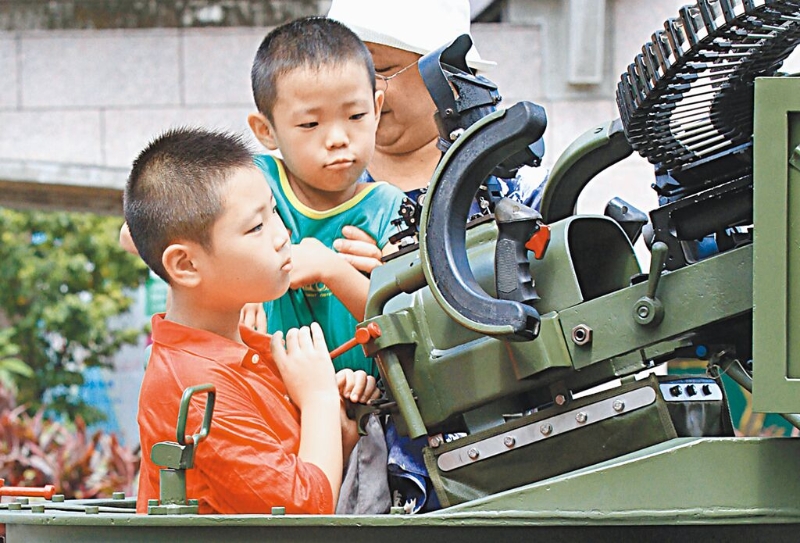 行政院兒權小組建議國防教育納入高中以下教材，包括幼稚園都得學辨別炮彈聲，遭藍委認為「荒謬可笑」。圖為小朋友好奇觀看各類軍武。（本報資料照片）