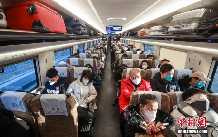 12月26日，北京西開往南昌西的G891次列車幾乎滿員。當(dāng)日，正值京廣高速鐵路全線開通運(yùn)營(yíng)10周年，全線累計(jì)發(fā)送旅客16.9億人次。從當(dāng)日開始，全國(guó)鐵路實(shí)施新列車運(yùn)行圖，京廣高鐵將繼續(xù)“提速”。 <a target='_blank' href='/'>中新社</a>記者 賈天勇 攝