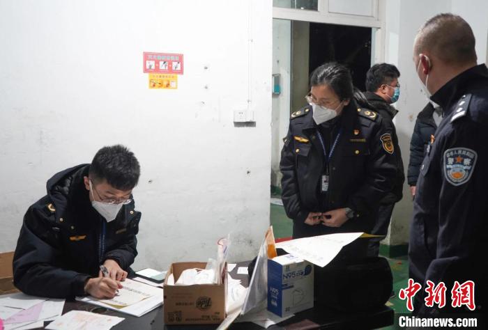 警方聯(lián)合市場監(jiān)管部門查處假冒N95口罩窩點(diǎn)?！⊥]公安 供圖