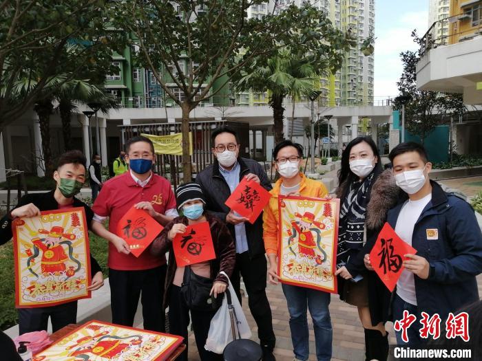 陳百里(左二)與義工一起向市民贈(zèng)送揮春。　香港菁英會(huì)供圖