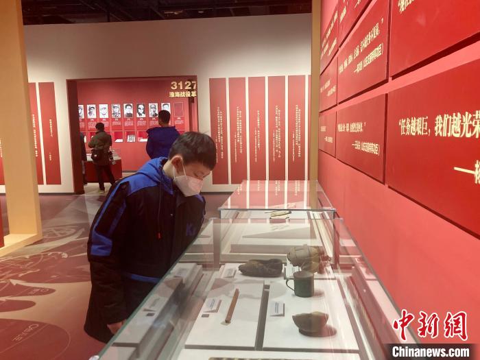 圖為學(xué)生參觀《人民的勝利——淮海戰(zhàn)役紀(jì)念館革命文物精品展》?！⌒戽?攝