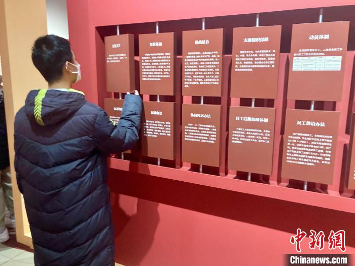 圖為學(xué)生參觀《人民的勝利——淮海戰(zhàn)役紀(jì)念館革命文物精品展》。　徐婧 攝