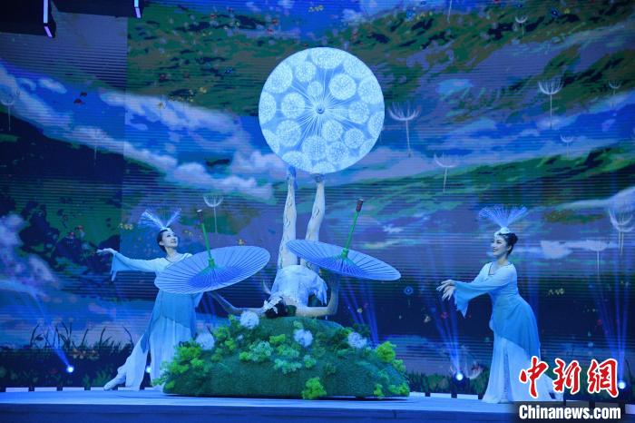圖為2023年中國雜技大聯(lián)歡錄制現(xiàn)場?！×赫赵?攝