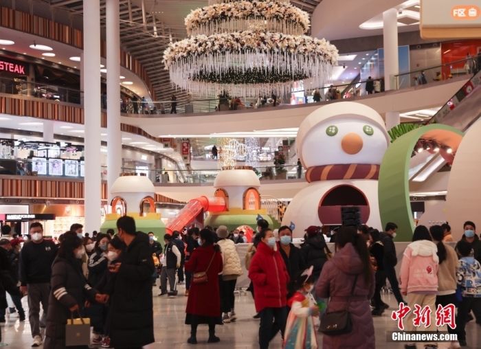 元旦假期，北京各商場人流回升，節(jié)日氛圍濃厚。 <a target='_blank' href='/'>中新社</a>記者 趙雋 攝