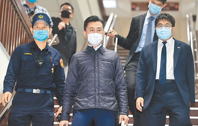 前新竹市長林智堅（中）被余正煌自訴臺大“國發(fā)所”碩士論文抄襲違反著作權(quán)相關(guān)規(guī)定，臺北地方法院11日開庭，林智堅以被告身分出庭應(yīng)訊后離開法庭。（圖源：臺灣“中時新聞網(wǎng)”）