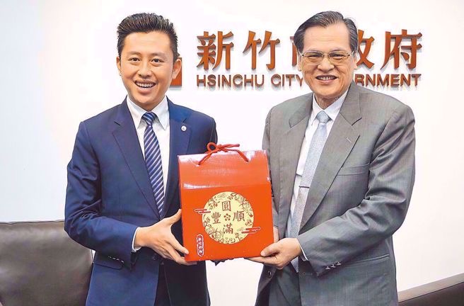 臺當局安全部門負責人陳明通(右)竟堅定喊出，前新竹市長林智堅(左)抄襲案是冤案。（圖源：臺灣“中時新聞網(wǎng)”）