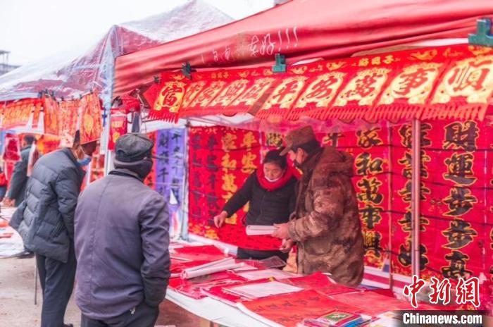 圖為民眾在購(gòu)買(mǎi)春聯(lián)?！￡惞饨?攝