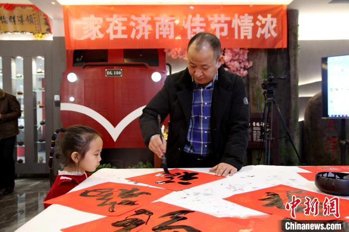 1月13日，山東濟(jì)南，書畫家現(xiàn)場潑墨，揮毫?xí)鴮懜Ｗ帧⒋郝?lián)。　孫婷婷 攝