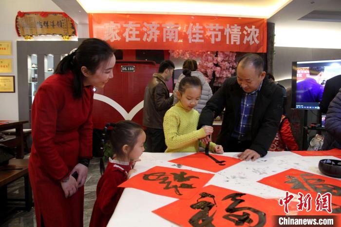 1月13日，留在山東濟(jì)南過年的臺胞體驗(yàn)寫福字?！O婷婷 攝