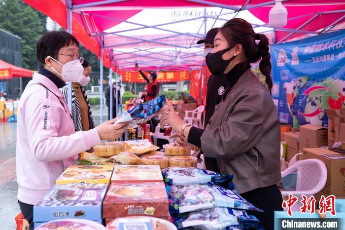 游客在購置年貨?！↑S東華 　攝