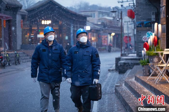 國網(wǎng)北京石景山供電公司職工在模式口村開展電力設(shè)備巡視工作，保障居民用電?！〗?攝