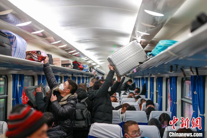 1月13日18時(shí)4分，K4019/20次列車從北京站開出，這是今年春運(yùn)從北京開出的首趟增開普速列車。　<a target='_blank' href='/'>中新社</a>記者 賈天勇 攝