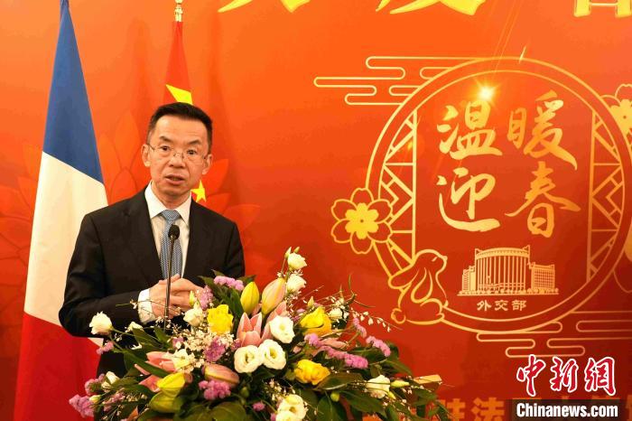 中國(guó)駐法國(guó)大使館13日晚舉辦“溫暖迎春”系列活動(dòng)，中國(guó)駐法國(guó)大使盧沙野致辭?！≈袊?guó)駐法國(guó)大使館 供圖