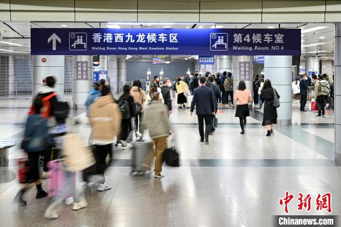1月15日，廣州東站，旅客正走向“香港西九龍候車區(qū)”?！￡愺K旻 攝