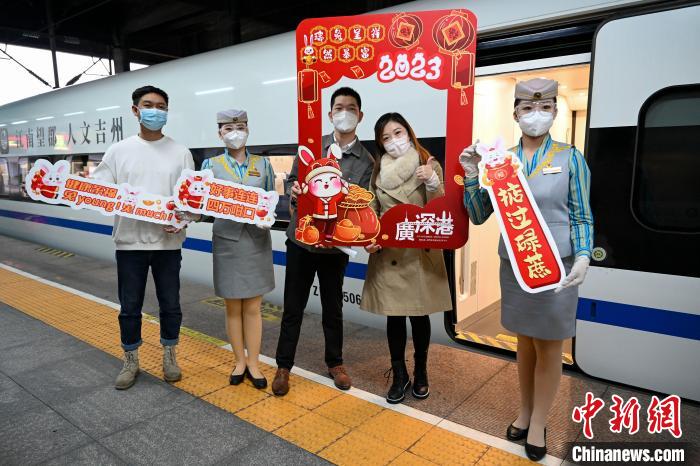 1月15日，廣州東開往香港西九龍的首發(fā)高鐵前，旅客與工作人員開心合影。　陳驥旻 攝