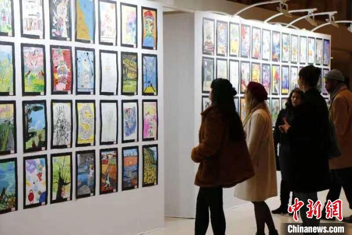 2022 UWEE盧浮宮國際藝術(shù)展當(dāng)?shù)貢r間14日在法國巴黎盧浮宮博物館內(nèi)德洛爾姆廳藝術(shù)展區(qū)舉行?！WEE 供圖