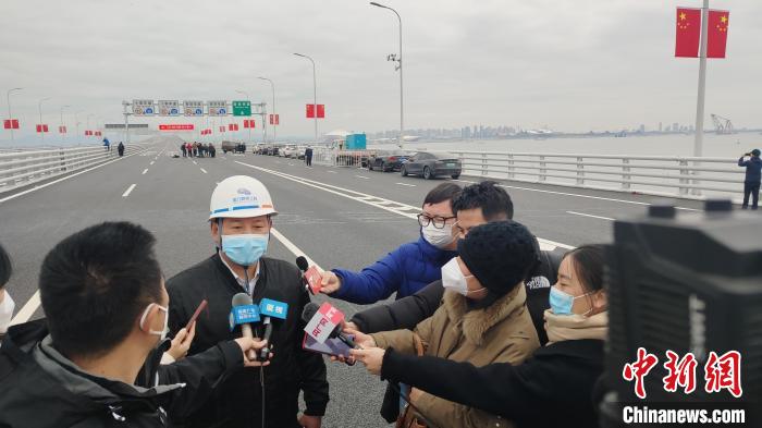 廈門翔安大橋建設者接受采訪?！罘?攝