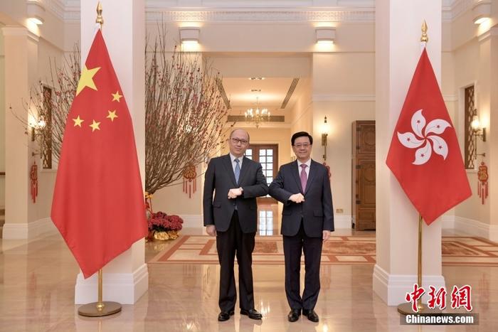 1月17日，中央人民政府駐香港特別行政區(qū)聯(lián)絡(luò)辦公室主任鄭雁雄（左）到禮賓府拜會(huì)香港特區(qū)行政長官李家超，向他致以新春祝福。 <a target='_blank' href='/'>中新社</a>記者 李志華 攝
