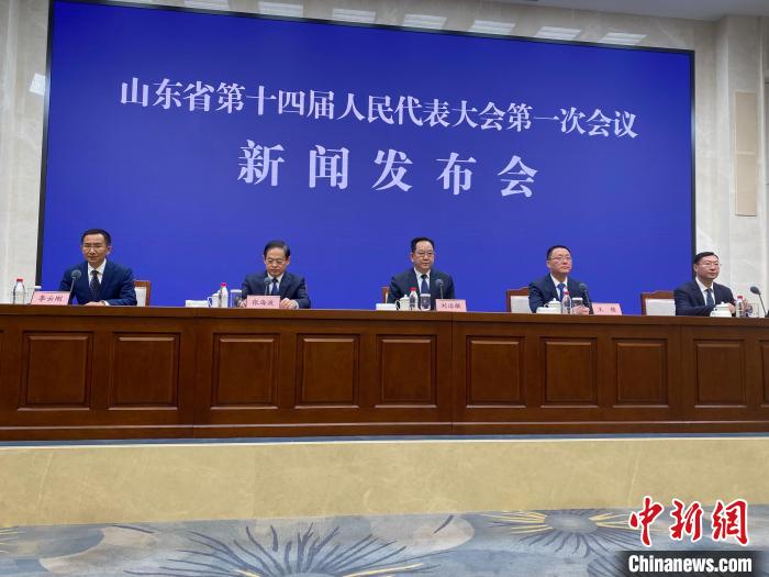 山東省第十四屆人大一次會(huì)議發(fā)布會(huì)18日舉行。　呂妍 攝