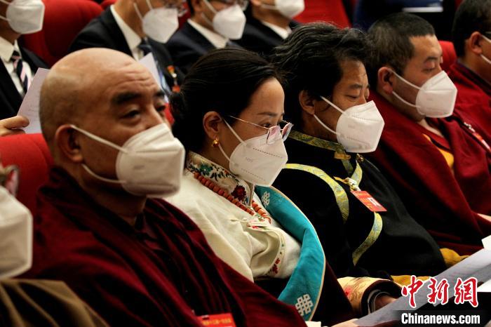 圖為政協(xié)委員參加青海省政協(xié)十三屆一次會議閉幕大會?！∑钤鲚?攝