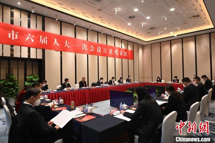 圖為重慶市六屆人大一次會(huì)議江北代表團(tuán)審議重慶市人大常委會(huì)工作報(bào)告現(xiàn)場(chǎng)。　重慶市江北區(qū)人大常委會(huì)信息中心供圖