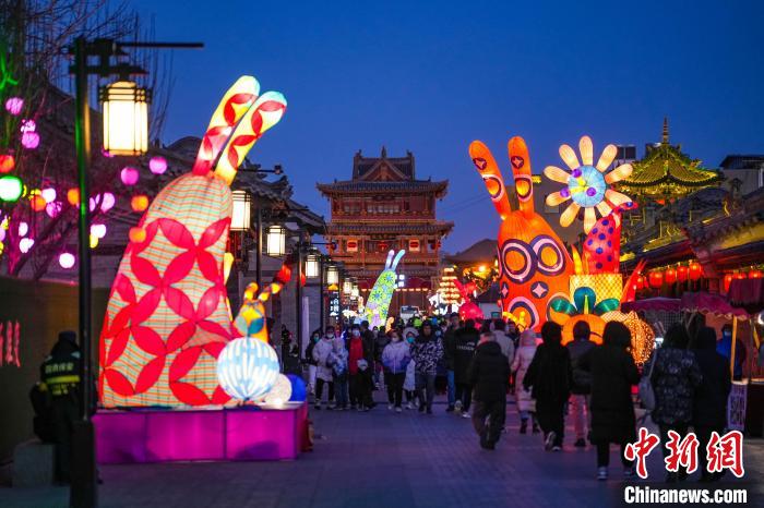來(lái)自澳門(mén)藝術(shù)家設(shè)計(jì)的兔形花燈。　武俊杰 攝