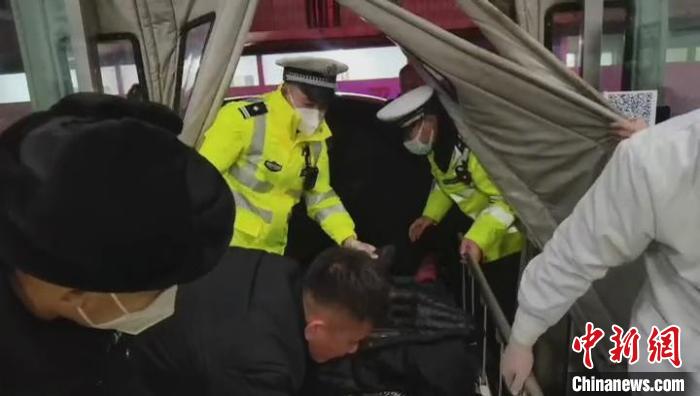 高速交警協(xié)助家屬將患者抬上擔架車?！∫曨l截圖 攝