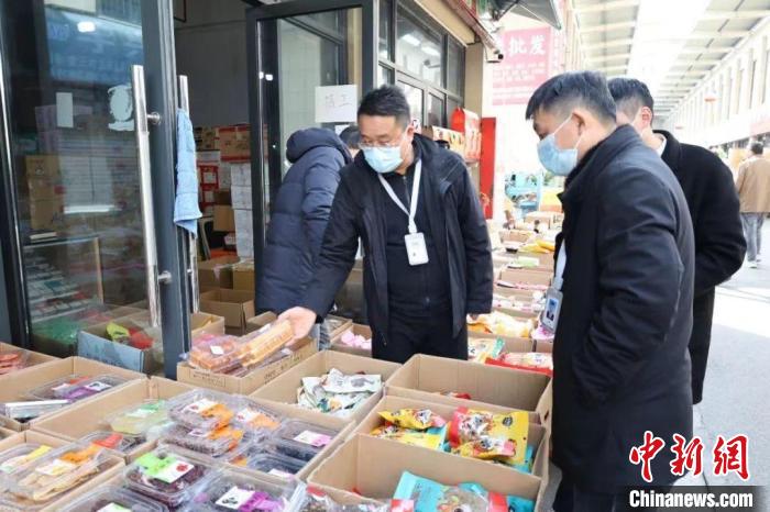 陳磊和同事們檢查市場(chǎng)食品安全。　受訪者 供圖