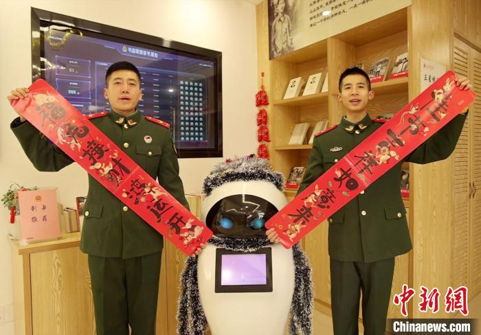 武警金華支隊官兵展示新春對聯(lián)。　辜承烴 攝