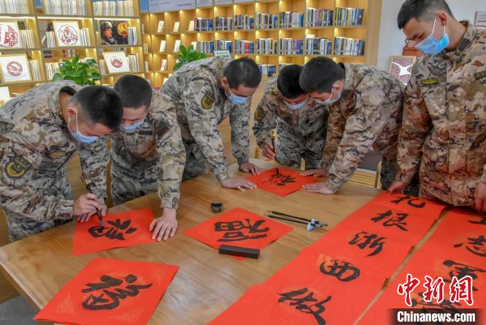 武警衢州支隊常山中隊官兵寫“?！弊帧！”鍢窐?攝