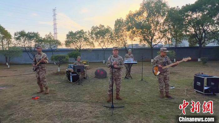 武警衢州支隊“云春晚”排練現(xiàn)場——武警衢州支隊機龍游中隊官兵帶來的節(jié)目《你就是遠方》?！￡懹顣?攝