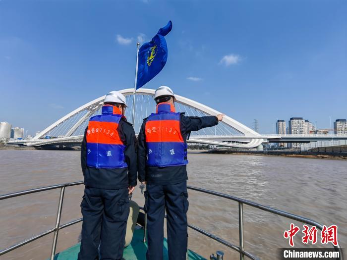 （新春走基層）藏族青年的水上春節(jié)：“格?；ā笔㈤_在東海之濱