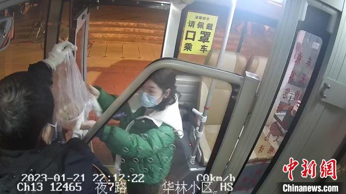 成都：除夕夜堅(jiān)守崗位的公交車(chē)司機(jī)收到乘客送的暖心水餃