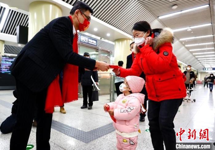 大年初一京城地鐵站內(nèi)派發(fā)拜年紅包促新春消費